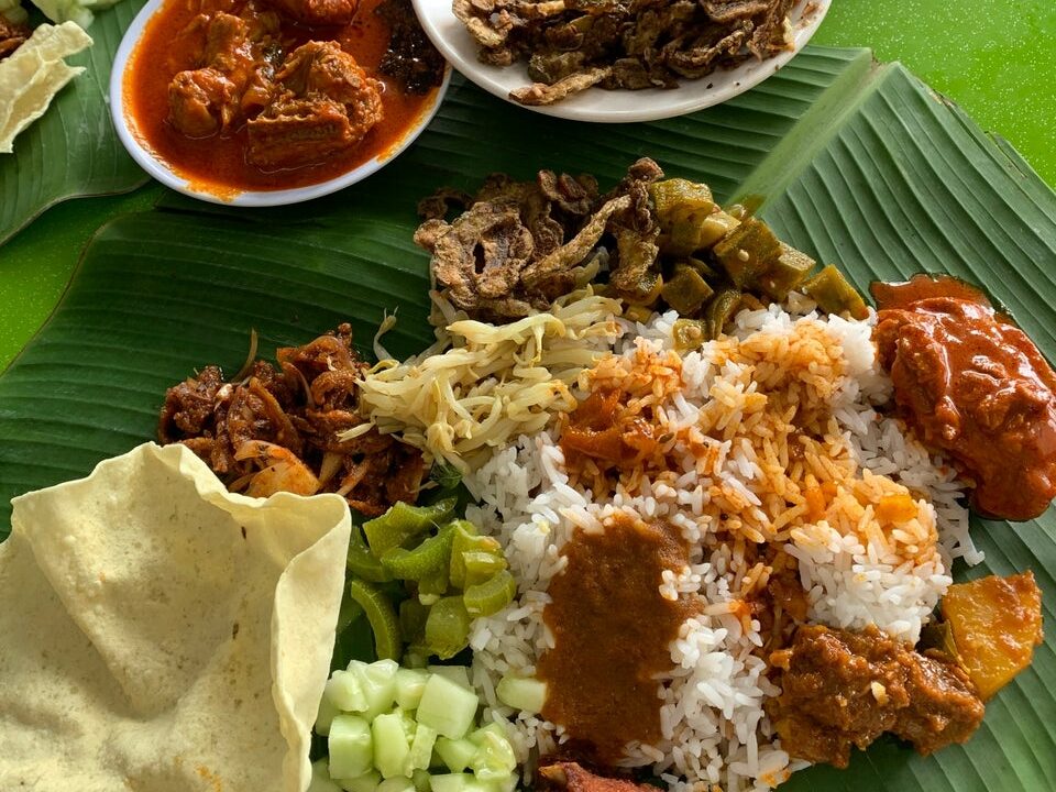 Nasi daun pisang dengan lauk di Acha Curry House, PJ