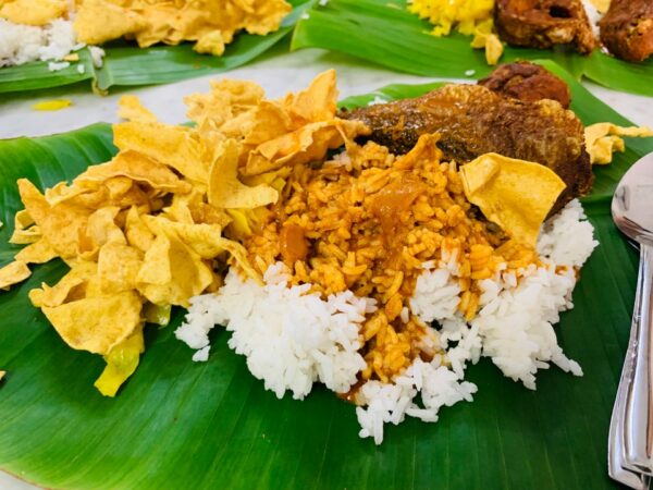 Hidangan nasi daun pisang di Yap Kee Banana Leaf, Klang