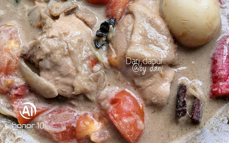 Ayam kurma berkuah