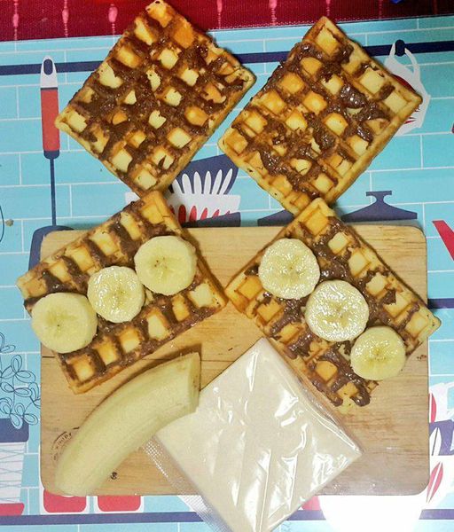 Waffle bakar keju dengan pisang dan Nutella