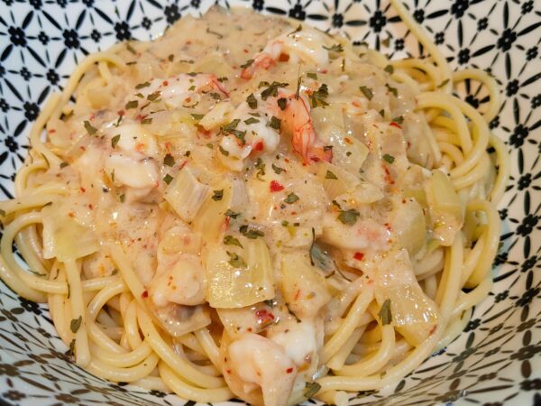 Spaghetti carbonara pedas dengan sos krim
