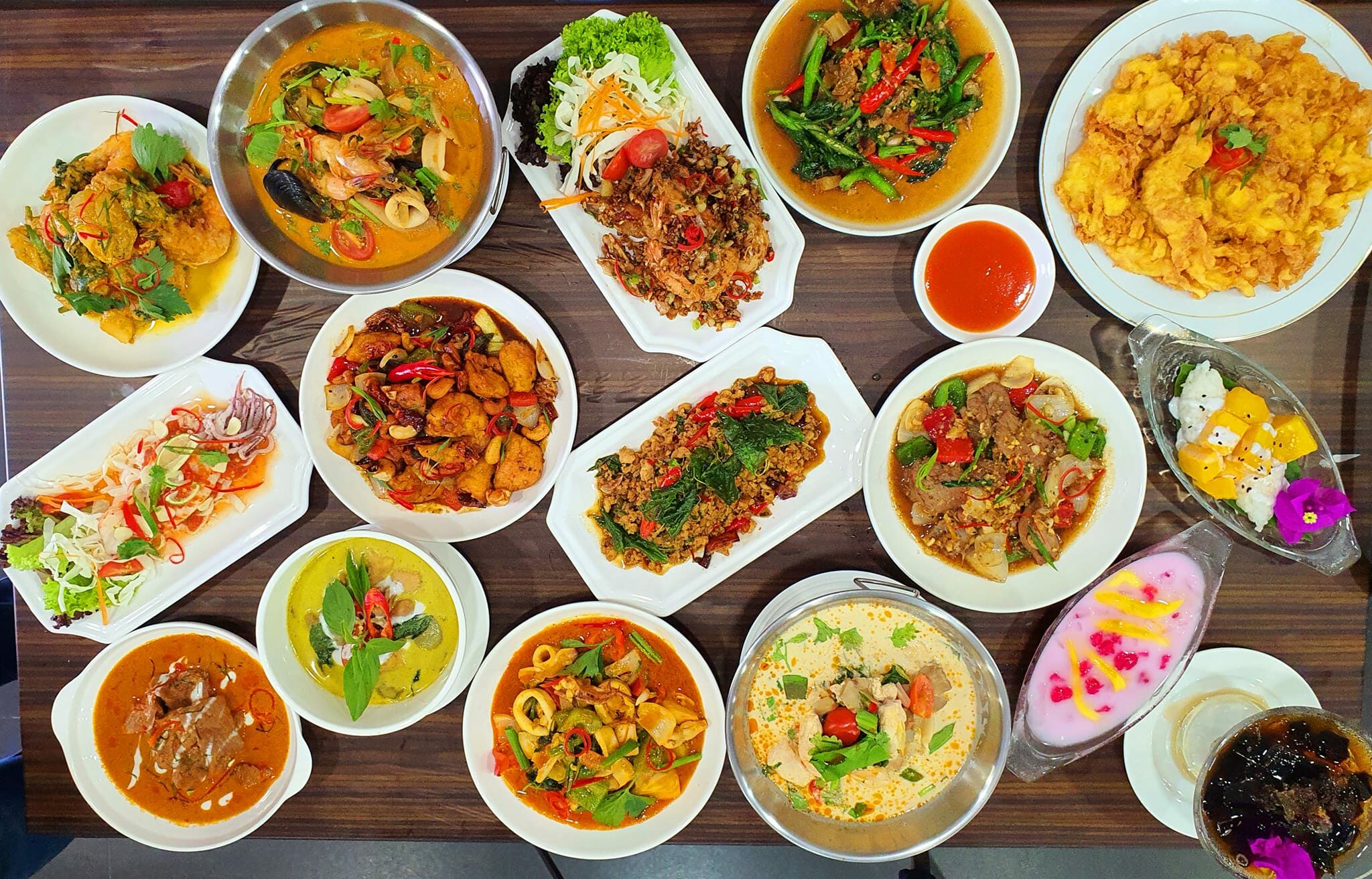 Masakan Thai seperti tom yam di Zara Baan Thai