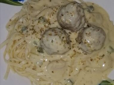 Fettucine carbonara dengan bebola daging
