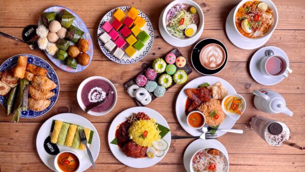Pelbagai jenis kuih di Kueh Cafe