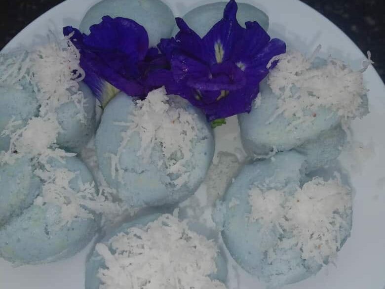 Apam nasi berwarna biru bunga telang