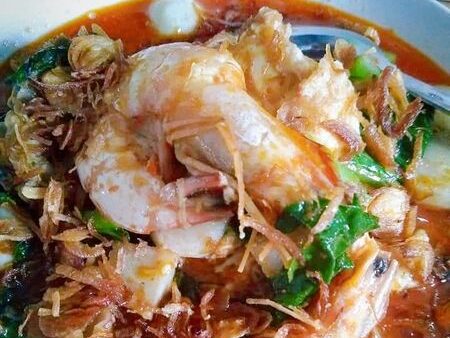 Mee Bandung berkuah pedas dengan udang dan sayur