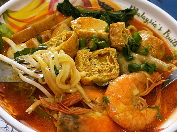 Mee kari berkuah kuning dengan ayam dan kentang