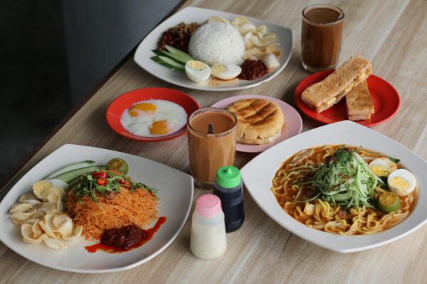 Roti bakar dan kopi di Kluang Rail Coffee