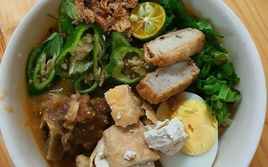 Mee rebus tulang berkuah gelap dengan tulang lembu