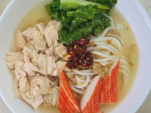 Mee sup gaya Cina berkuah jernih dengan hirisan ayam