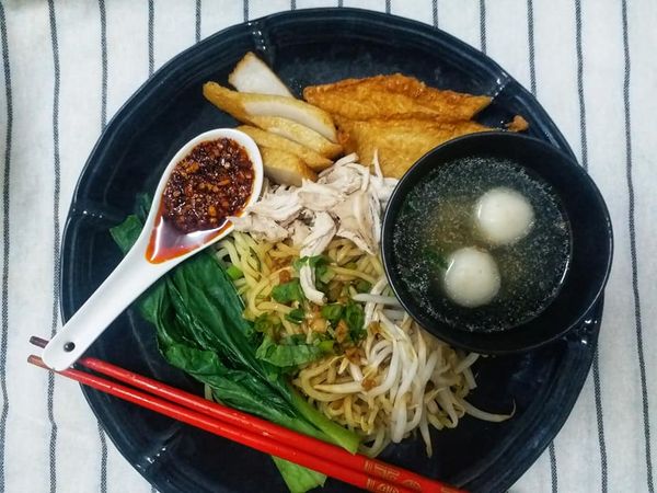 Mee Kicap Ipoh digoreng kicap dengan ayam dan sayur