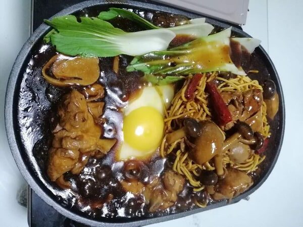 Yee Mee sizzling atas pinggan besi berdesing