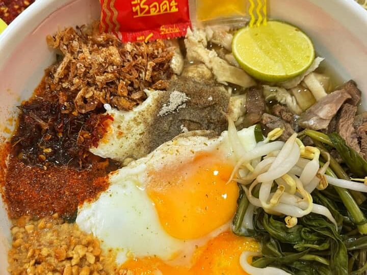 Mee Celup Thai dengan seafood dan kuah pedas masam