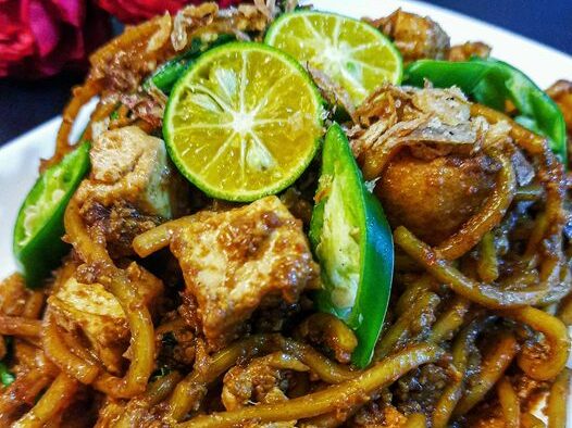 Gambar hidangan mee goreng basah yang sedap dan menggugah selera.