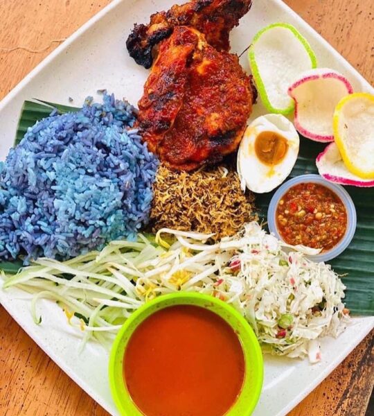 Warung Pokdi Kelate menempatkan makanan Kelantan