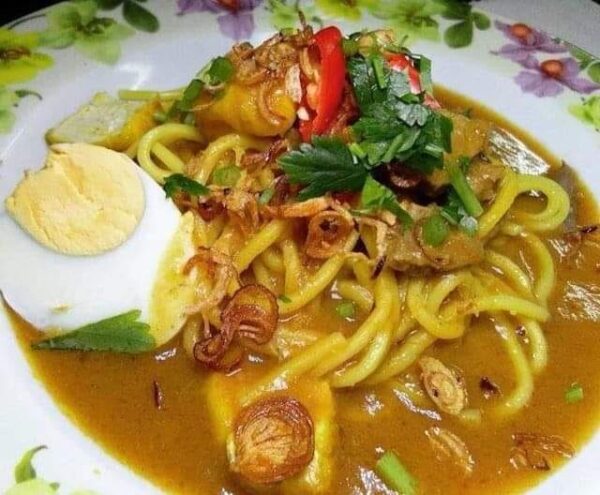 Mee Jawa berkuah pekat dengan telur dan limau