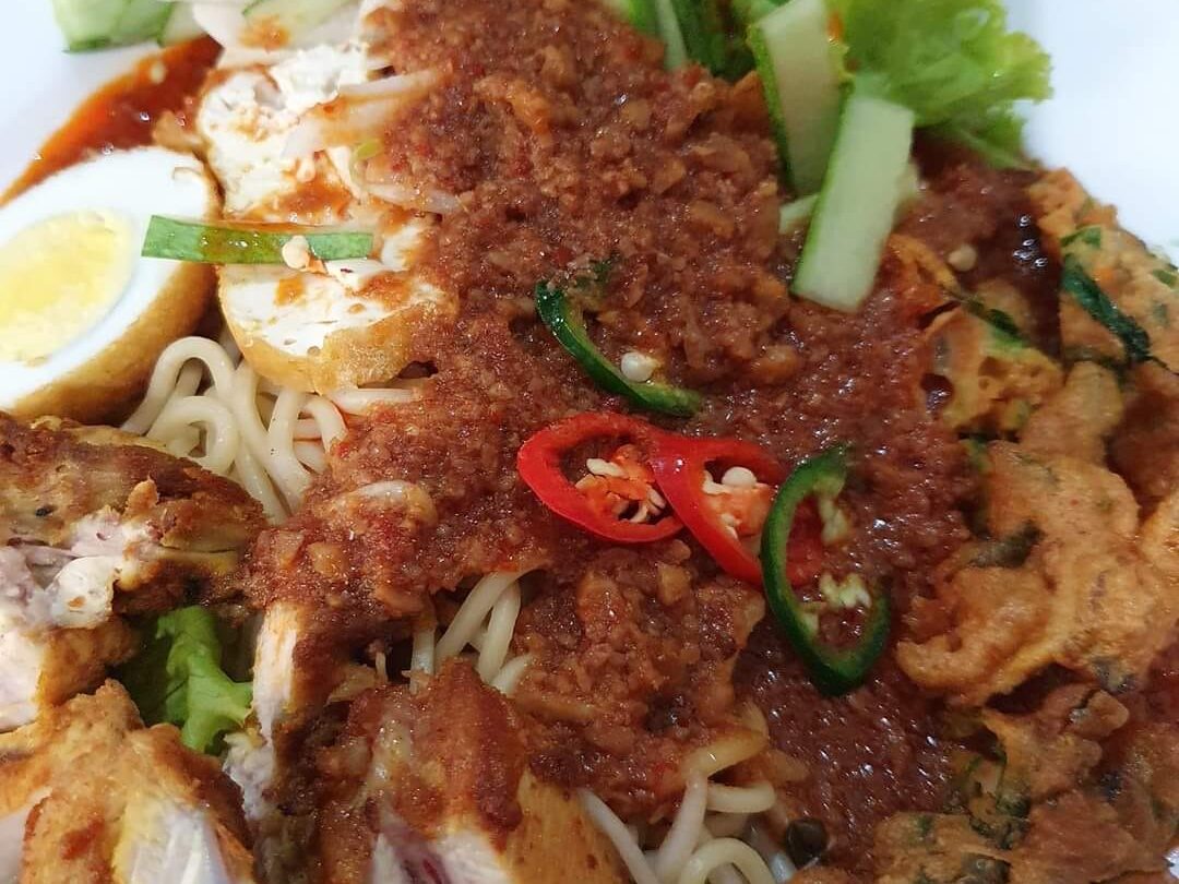 Rojak ayam Terengganu dengan mee kuning dan sos hitam