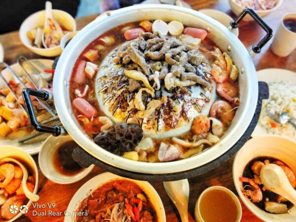 Hidangan steamboat bakar di Kota Kinabalu