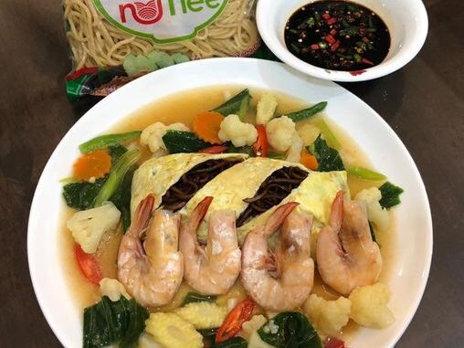 Mee gulung ala Thai dengan kuah dan hirisan ayam
