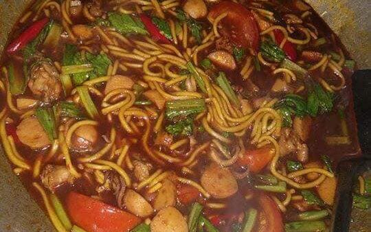 Mee goreng basah berkuah kuning dengan sayur