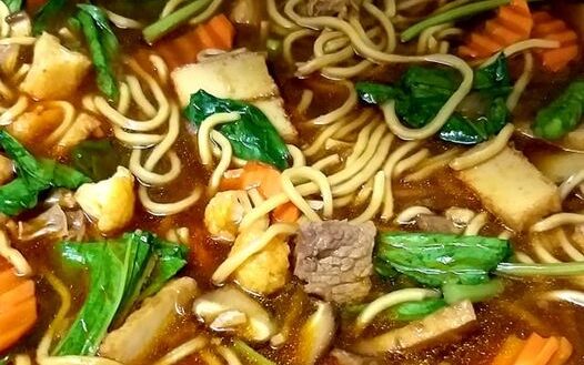 Mee Hailam berkuah pekat dengan ayam dan sayuran