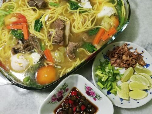 Mee Kuah Kelantan berkuah kuning dengan ayam