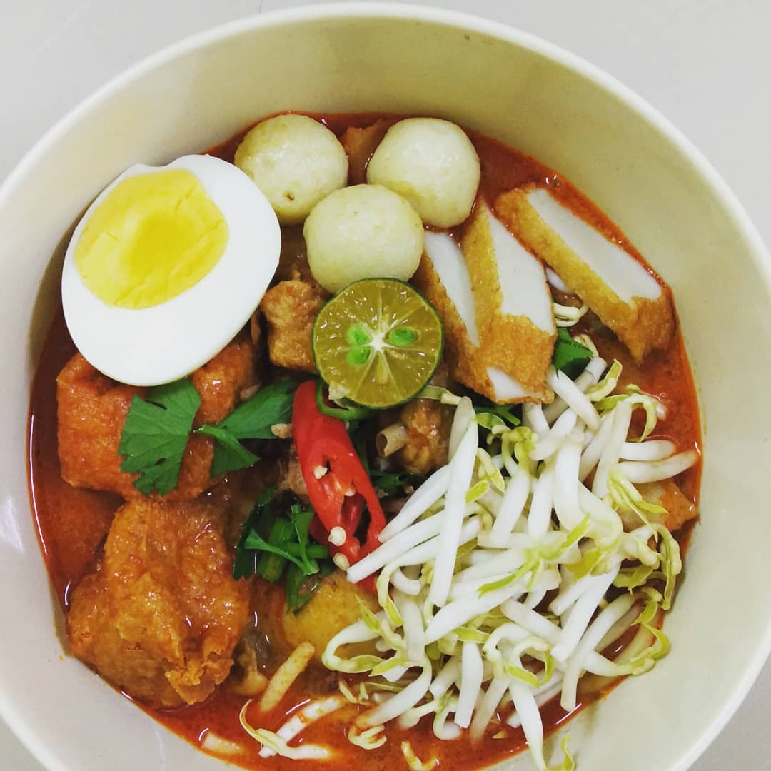 Mee berkuah panas yang lazat dengan sayur-sayuran dan daging