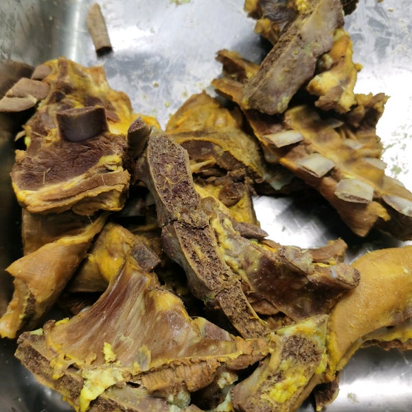 Mangkuk sup daging pekat dengan hirisan daging