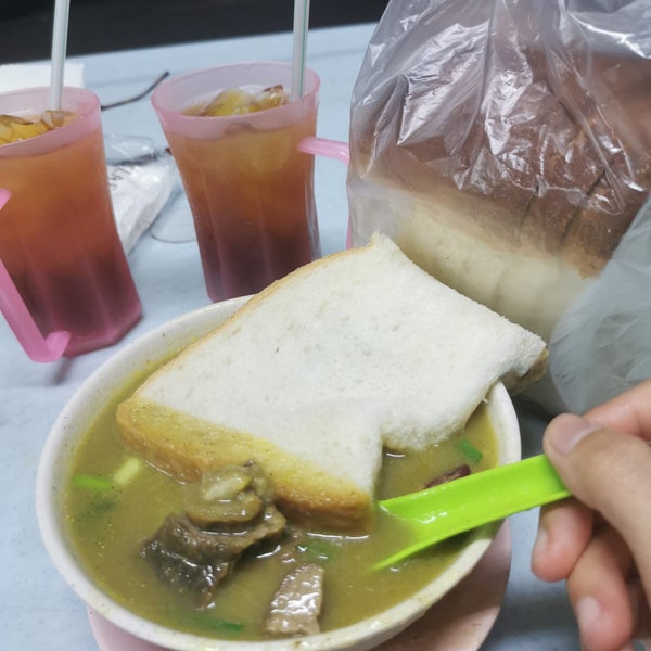 Sup kambing panas dihidang dalam mangkuk