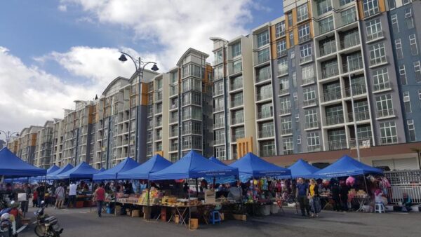 Gerai dan suasana di Pasar Malam Golden Hills