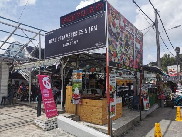 Botol jem dan strawberi dari Opah Strawberries and Jem