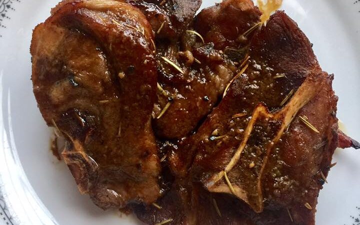Potongan daging kambing bakar yang sedap