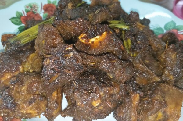 Daging kambing bakar berempah yang garing