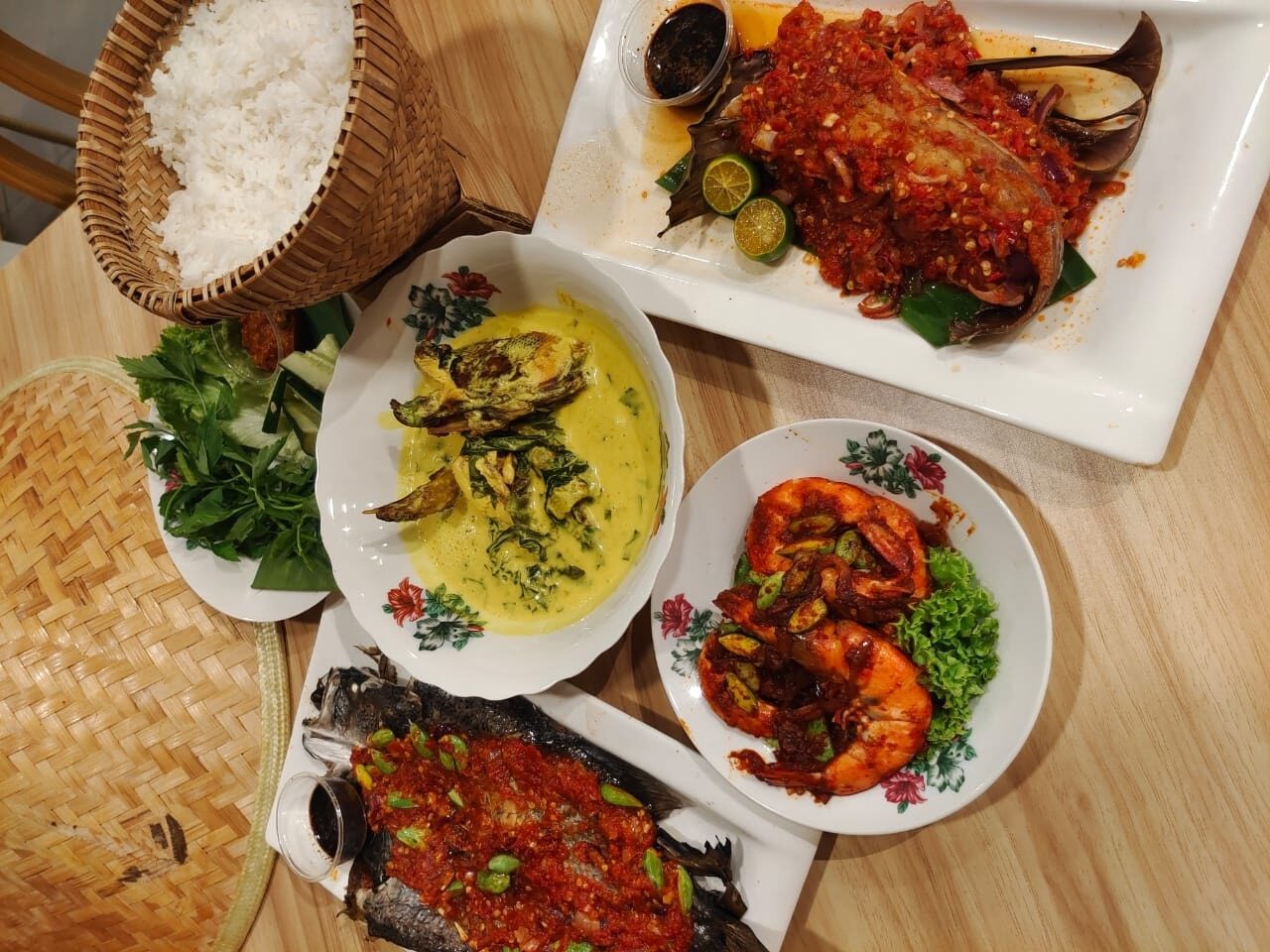 Sajian nasi dan lauk tradisi dari menu Rumah Makan Perpateh