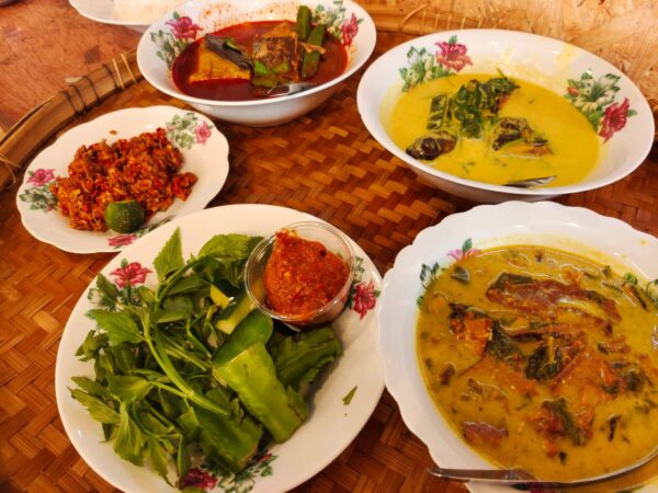 Pelbagai hidangan menu menarik di Rumah Makan Perpateh Senawang