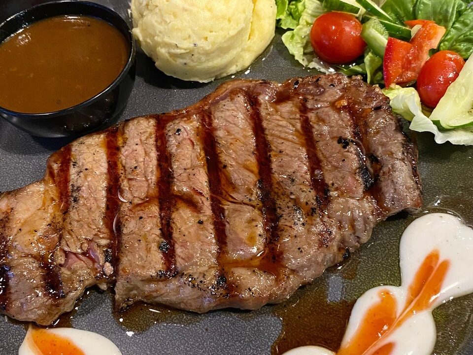 Hidangan steak di Melantak Steak Hub