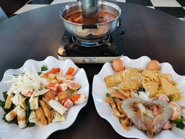 Hidangan steamboat di Glory 78 Steamboat and Snack Corner