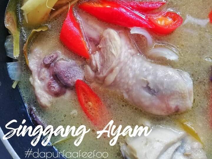 Asam rebus ayam berkuah masam pedas di dalam mangkuk