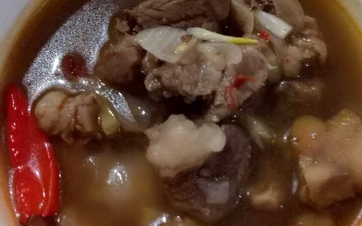 Singgang daging dengan rempah dan cili merah di dalam pinggan