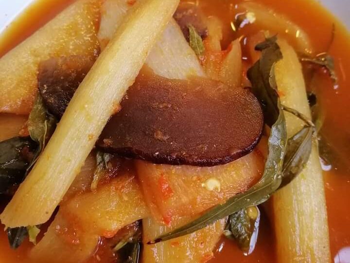 Asam rebus keladi berkuah masam dengan hirisan cili