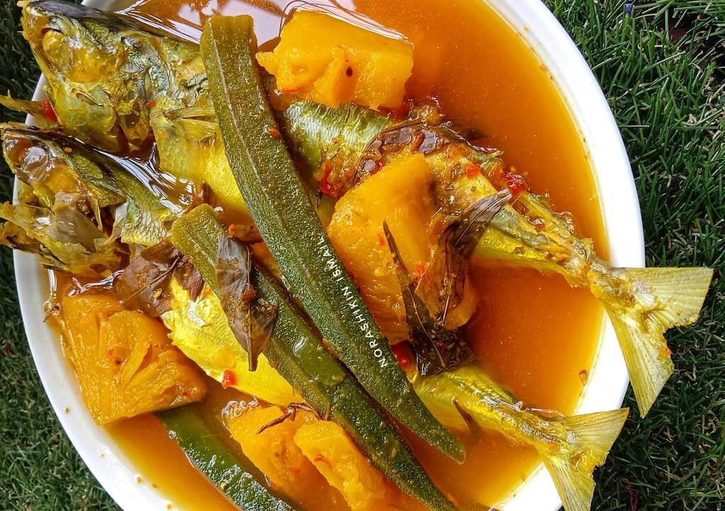 Asam rebus ikan bersama potongan nanas dan kuah masam