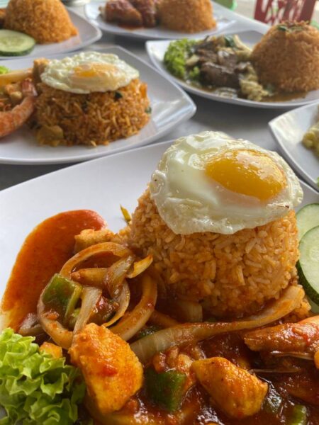 Menu tomyam dan lauk di Ekonomi Tomyam