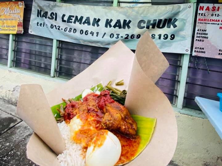 Nasi lemak Kak Chuk dengan lauk dan sambal
