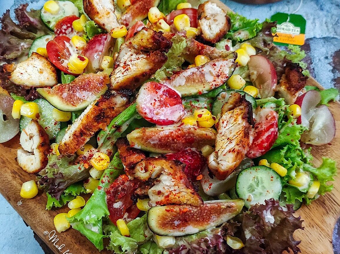 Salad ayam dengan sayur segar