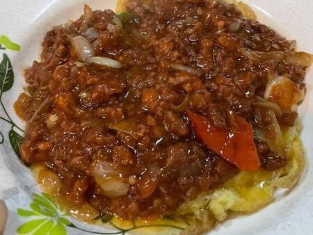 Pinggan telur bistik dengan hirisan daging yang banyak