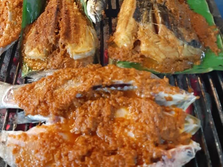 Ikan bakar di gerai Nasir dan Sharifah
