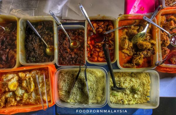 Orang beratur membeli nasi lemak di Maluri