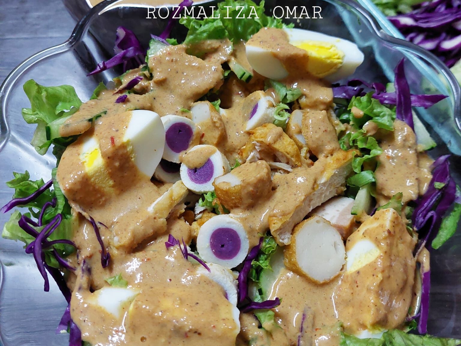 Salad Thai dengan sayuran dan sos pedas