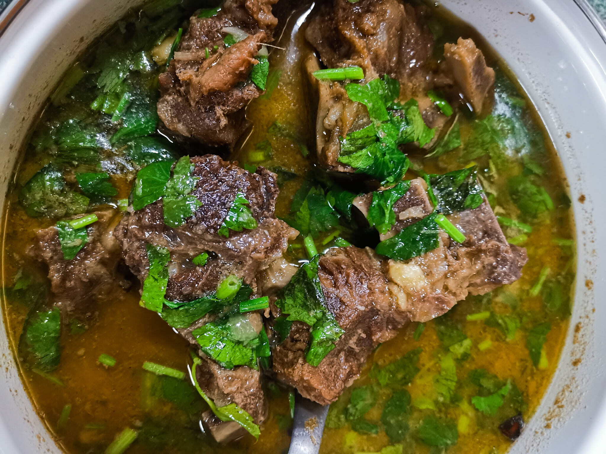 Mangkuk sup tulang dan daging lembu yang berkaldu