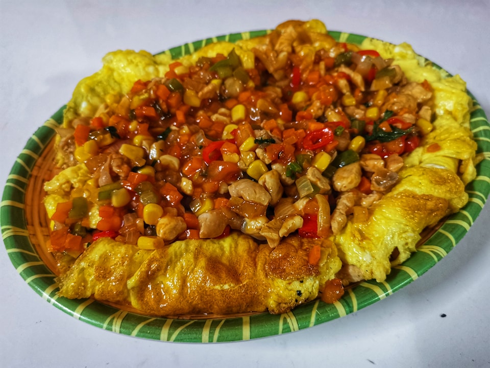 Telur dadar bistik dengan kuah, daging dan sayur campur.